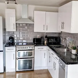  Apartment Comfy 2 Bed Flat With Free Parking, Close To Tube